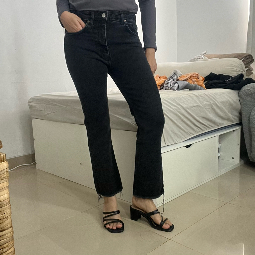 Zara Mid-Rise Crop Flare Leg Jeans / Celana Cropped Jeans - 38 / Washed Black