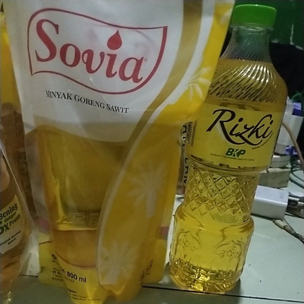 

minyak goreng sawit 800ml dalam kemasan.