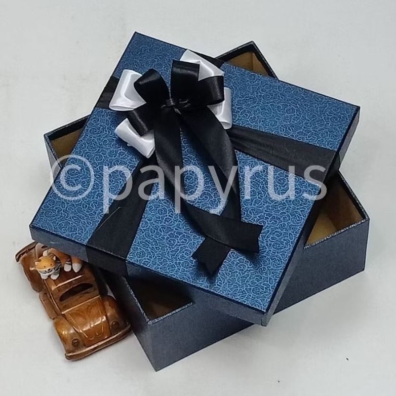 

PAPYRUS 22,5x22,5 Tinggi 8cm Kotak Kado Gift Box Hardbox Hampers Hadiah V1
