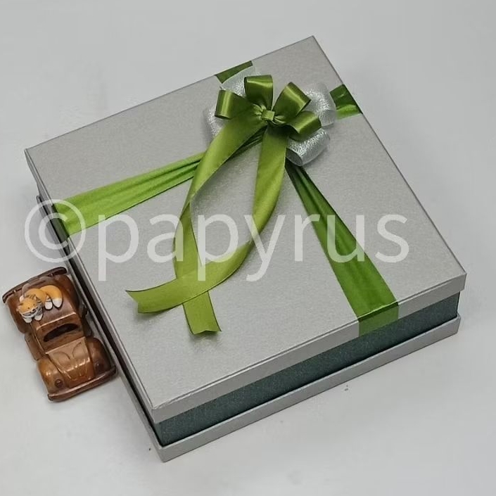 

PAPYRUS Sandwich 30x30 Tinggi 10cm Kotak Kado Gift Box Hardbox Hampers Hadiah V3