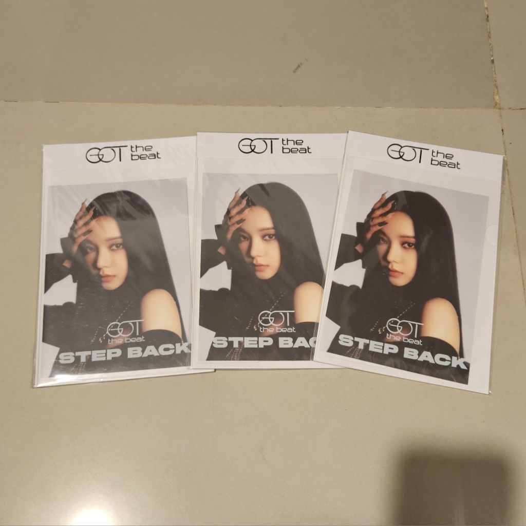 GIRLS ON TOP GOT THE BEAT KARINA HOLO POSTCARD STEP BACK SEALED