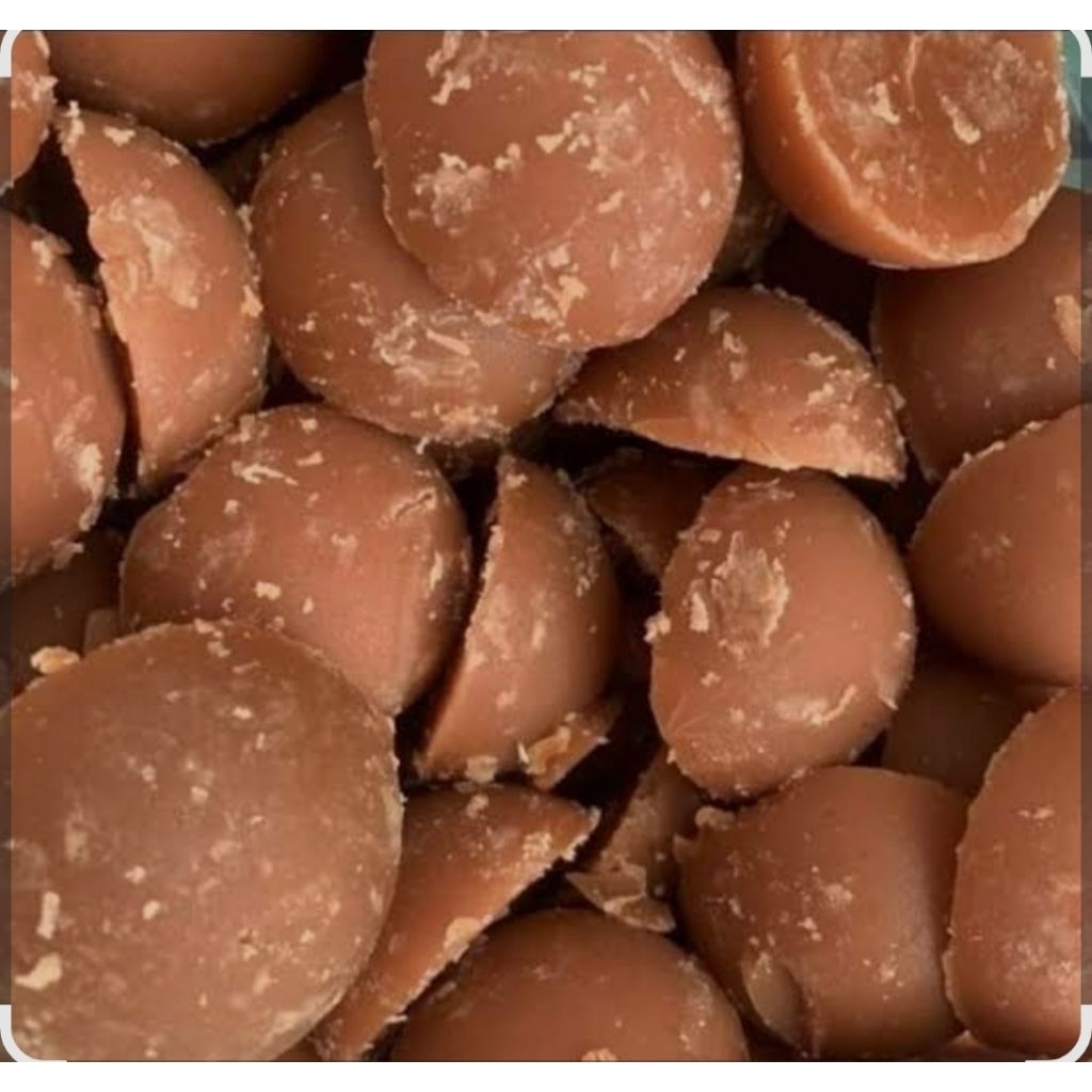 

Gula Jawa Ori adalah gula yang terbuat dari nira kelapa atau aren, yang diproses secara tradisional untuk menghasilkan gula dengan rasa dan aroma yang khas Indonesia.