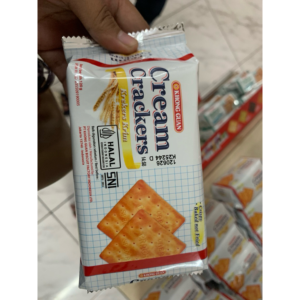 

Biskuit Khong Guan Cream Crackers krim 120gr