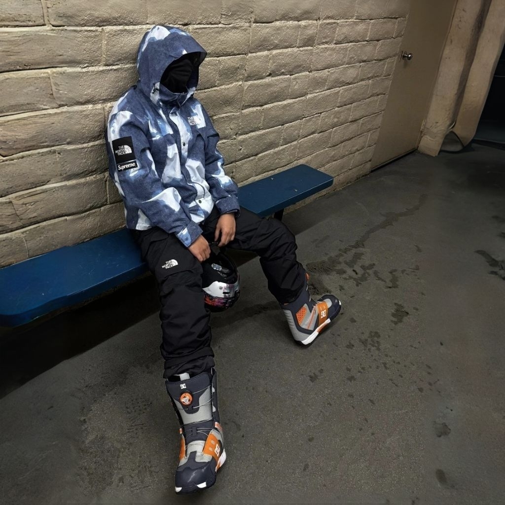 Supreme The North Face Bleached Denim Print Mountain Jacket