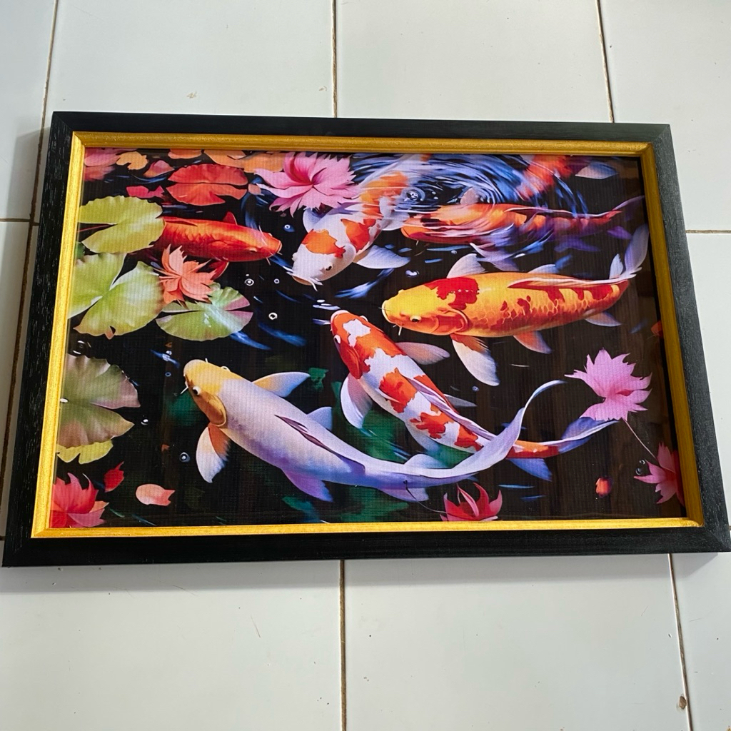 hiasan dinding lukisan cetak gambar 7 ikan koi dan bunga teratai plus bingkai ukuran 65 x 45 cm