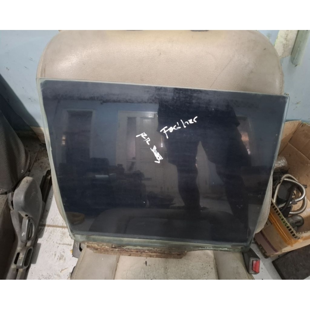kaca pintu belakang kanan ford laser 1.3 86-97
