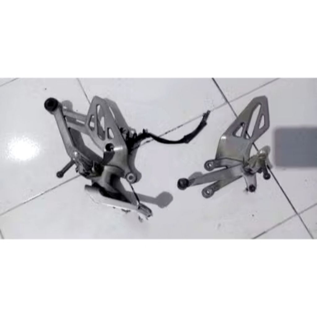 Footstep depan R15 V3 ori 2nd - Step pijakan kaki depan underbone R15 V3 original bekas