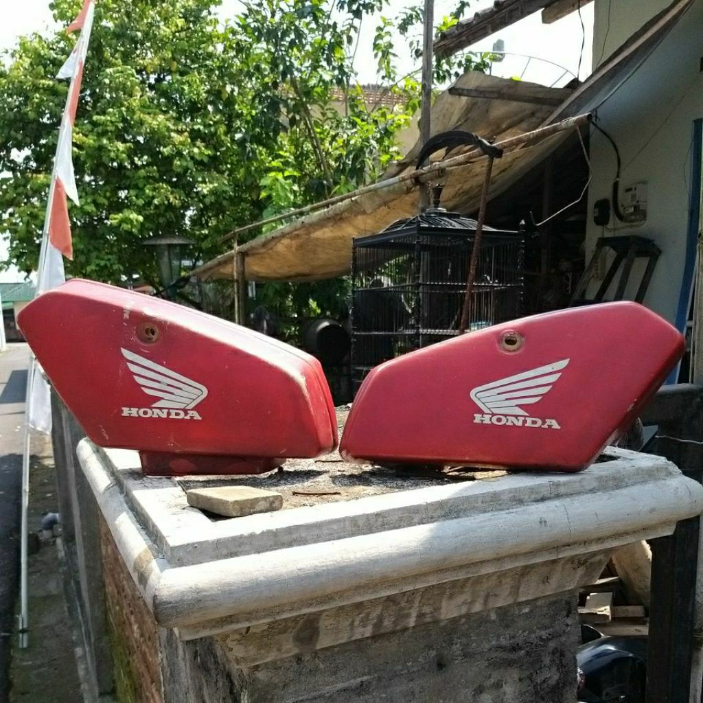 cover aki / tutup aki honda c700/c800 warna merah