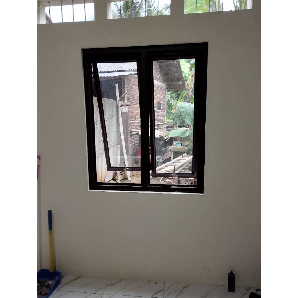 jendela aluminium 2 bukaan,kusen 3 in,kaca 5 mm,free baut fisher untuk pemasangan ke tembok.