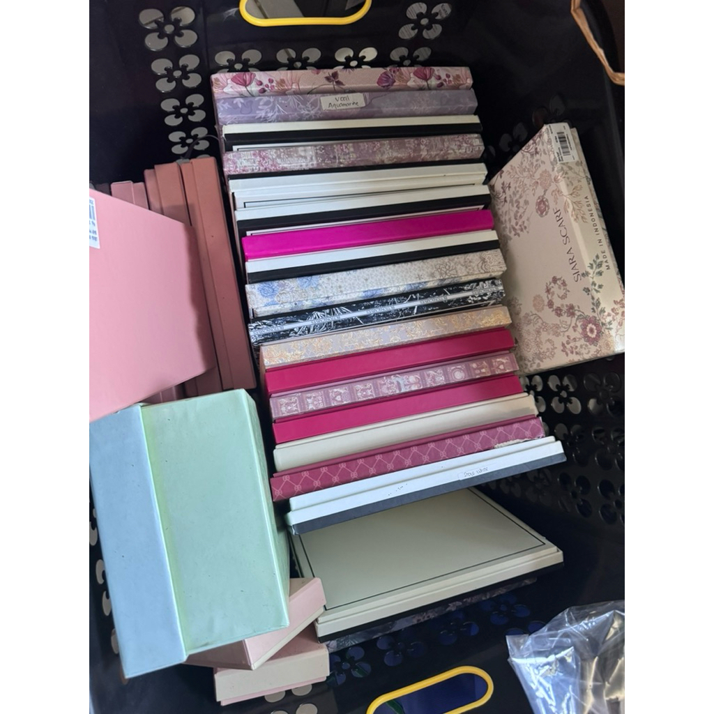 PL PRELOVED BUTTONSCARVES RIA MIRANDA KLAMBY NADA PUSPITA SCARF