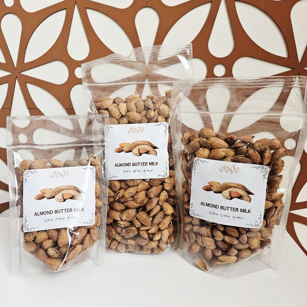 

Kacang almond panggang cangkang khas arab kiloan