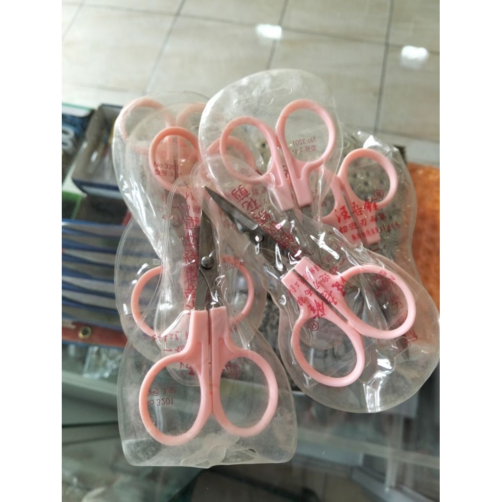 

gunting kecil pink