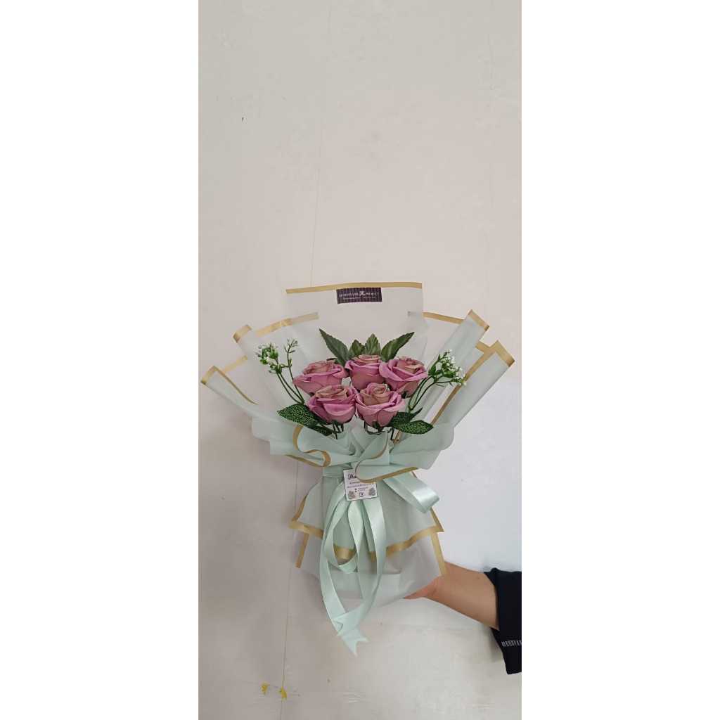 

DENNISABIL PROJECT ( SMALL P38*T32*L14) - Buket Bunga ROSE SIMPLY / Bucket Sidang Wisuda Lamaran Tunangan Nikahan / Anniversary Flower Bouquet / Artificial Flowers / Gift Wrap Hampers / Hadiah Kado Ulang Tahun / Hari Ibu / Perayaan Guru / Valentine Day