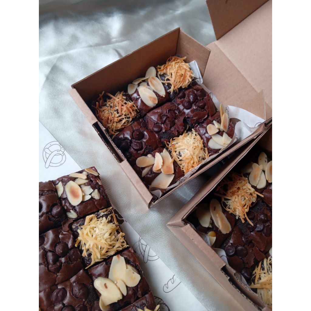 

BrowniesFudgyShinycrust(10x10)