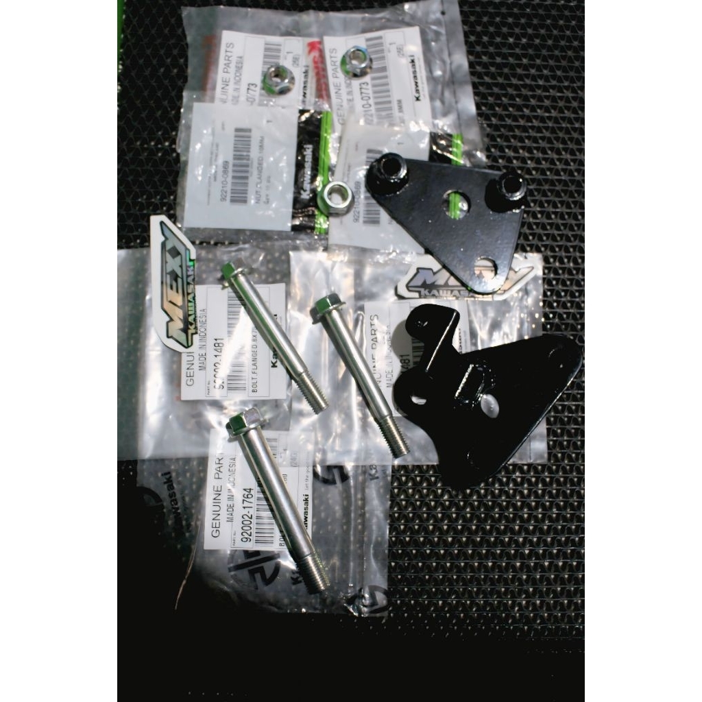 BAUT BREKET GANTUNGAN MESIN NINJA R SS SET NINJA 2 TAK braket  breket gantungan mesin atas ninja r n