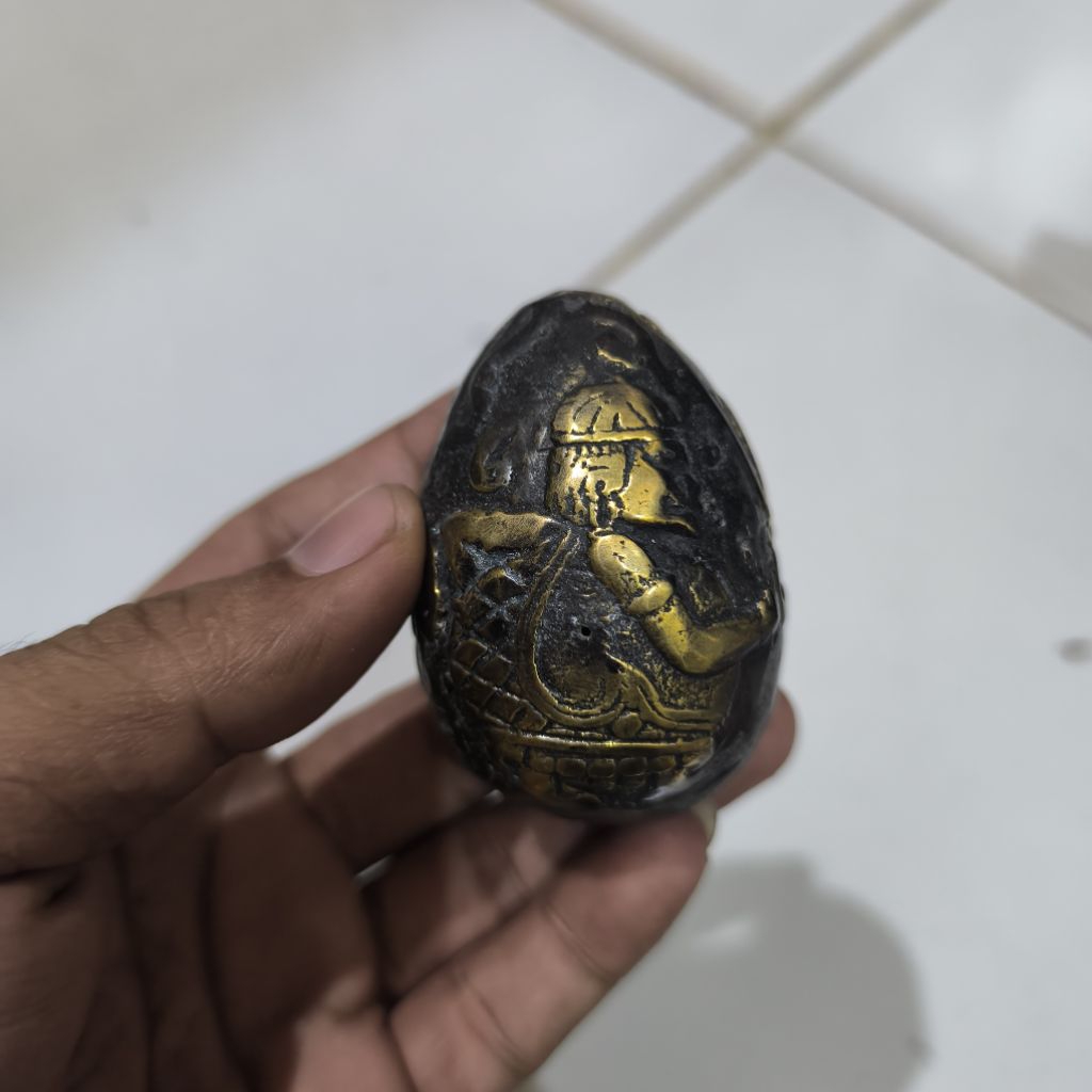 

Telur semhar bahan kuningan unik