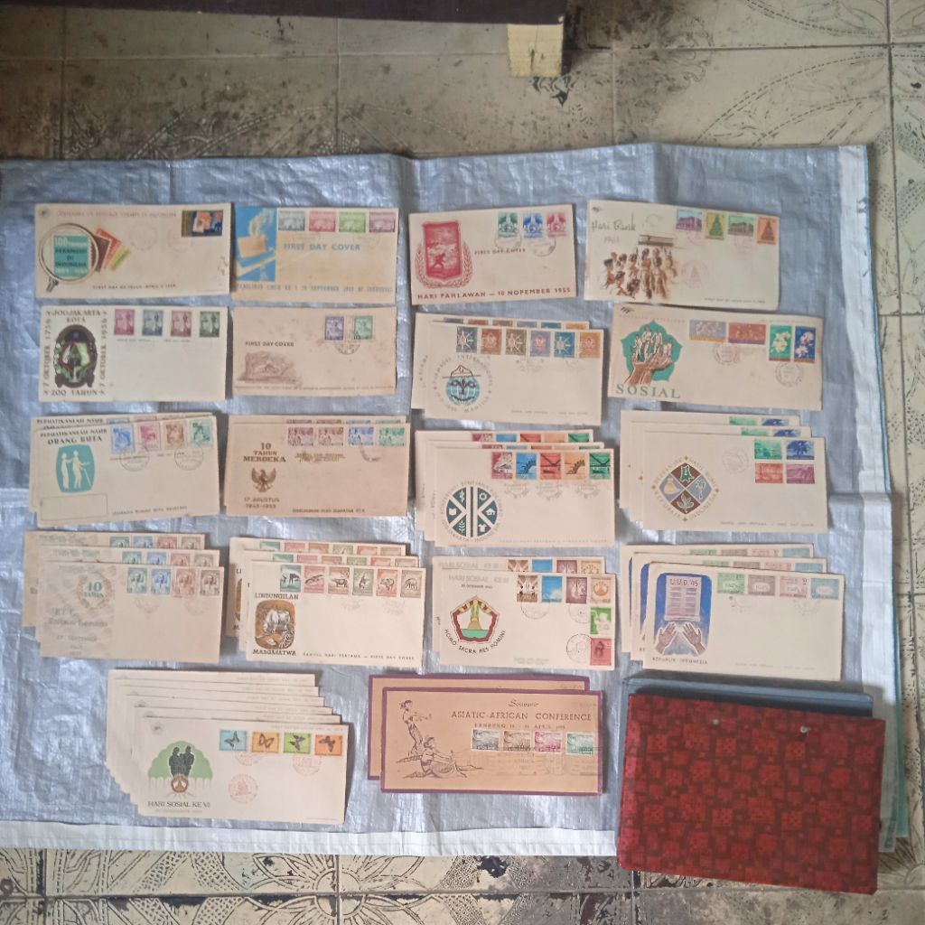 

perangko kuno 1 buku lebih dan seri first day cover langka.