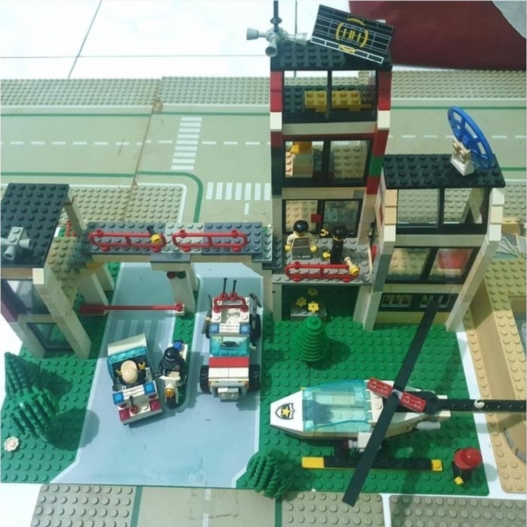 LEGO CITY 6398 Central Police Station Set Vintage + BONUS berupa 8 pcs Road Street Base Plate & 1 pc