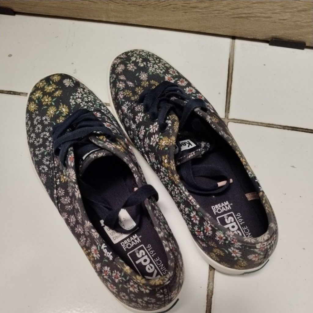 preloved sepatu keds wanita