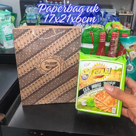

TAS KERTAS BATIK PAPERBAG MOTIF BATIK UK TANGGUNG 17x21x4 50 pcs