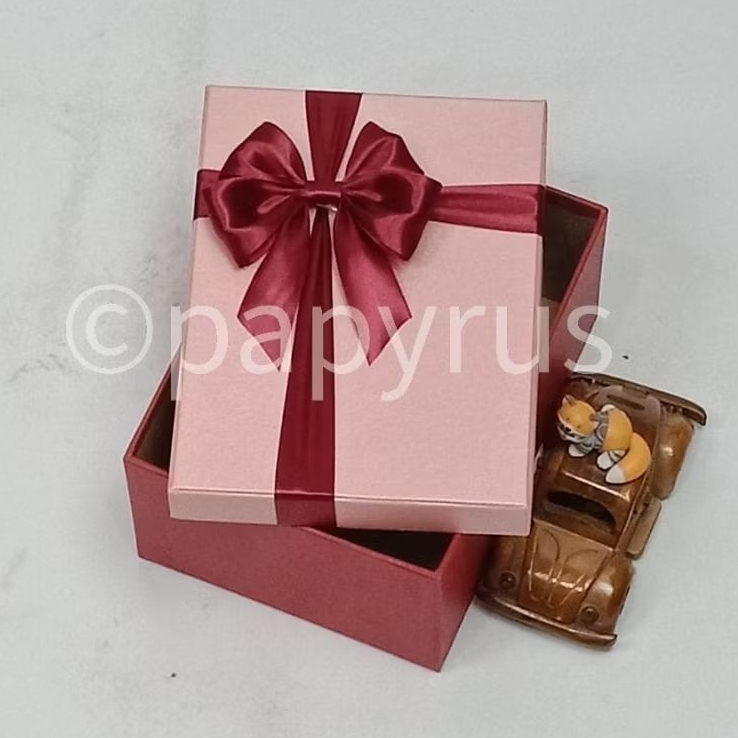 

PAPYRUS Kombinasi 15x20 Tinggi 8cm Kotak Kado Gift Box Hardbox Hampers Hadiah V3