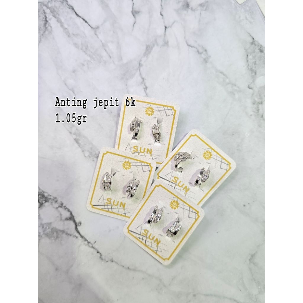 Anting emas jepit ular sprial mata mas putih
