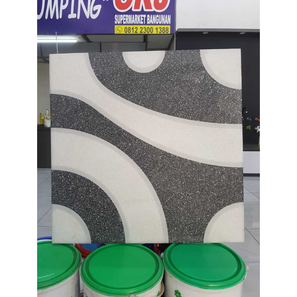 KERAMIK LANTAI / KERAMIK LANTAI CARPORT / KERAMIK GARASI  CENTURION 50X50 KURO MOTIF ABSTRAK KASAR/ 