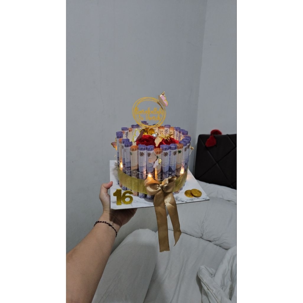 

Money Cake 30 lembar uang campur 10 rb dan 50 rb total uang 250 rb