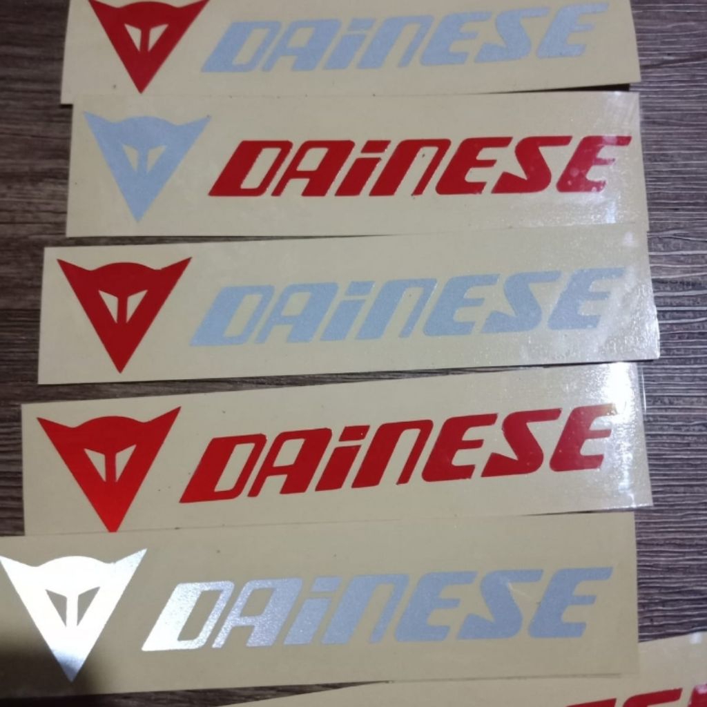 

Stiker bersinar saat tersorot cahaya | stiker custom bebas desain bebas request nama dan logo | stiker cutting bahan reflektive