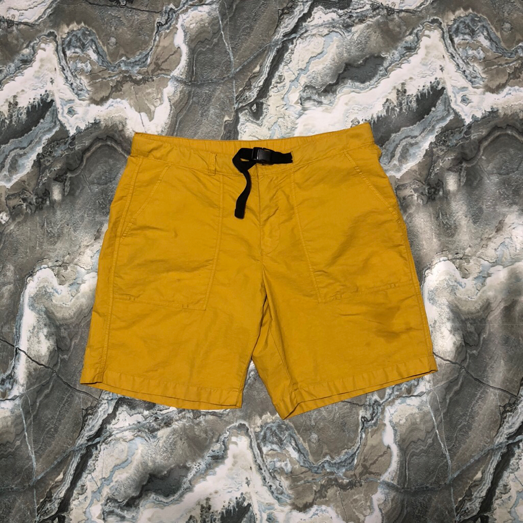 celana pendek uniqlo utility mustard