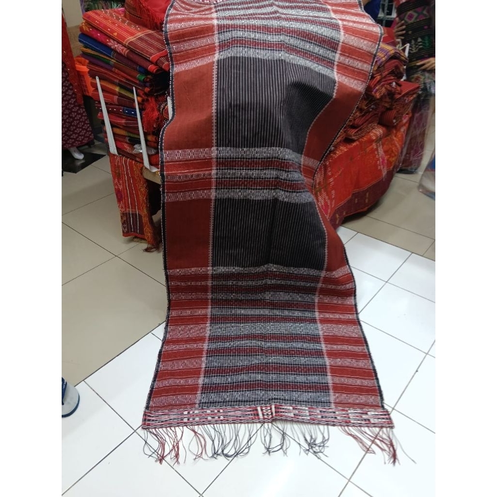 ulos ragihotang warna hitam merah