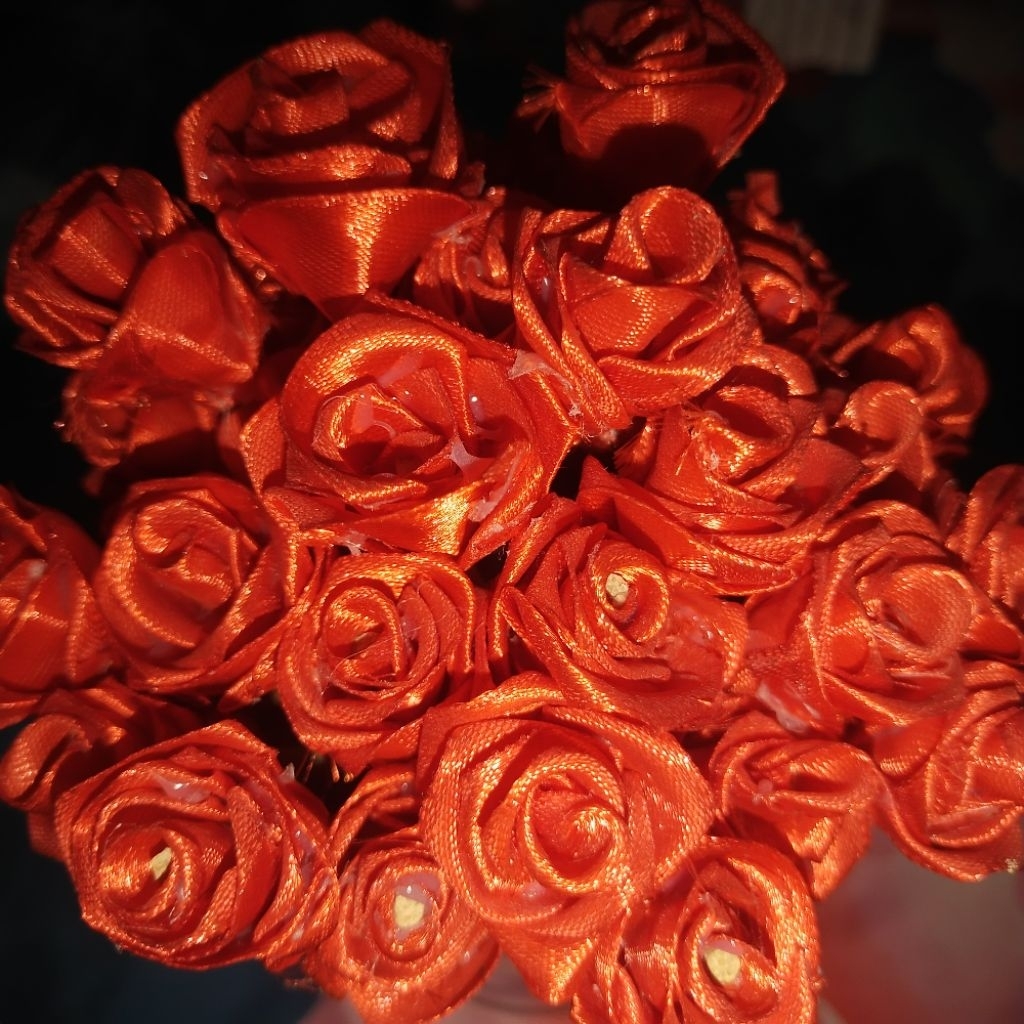 

guppyhappy0o0 - 5 tangkai bunga mawar dari pita satin | hiasan buket estetik handmade | kerajinan tangan prakarya sekolah unik | dekorasi meja & kamar cantik | hadiah lucu & romantis | craft kreatif & estetik | eco-friendly & kreatif