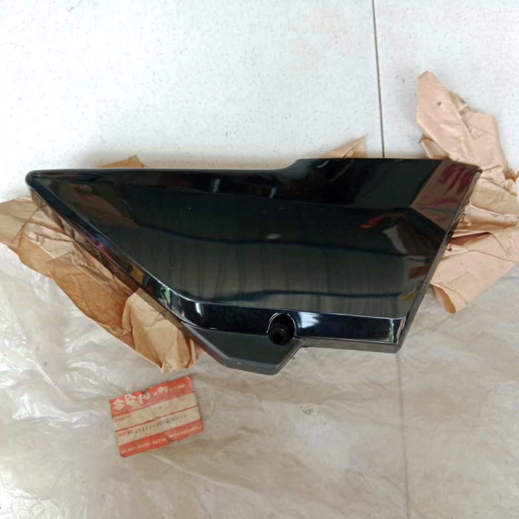 BODY BODI SIDE SAMPING COVER TUTUP BOK BOX AKI TEPONG KANAN HITAM TRS KATANA 118 125 ORI 47111-39330