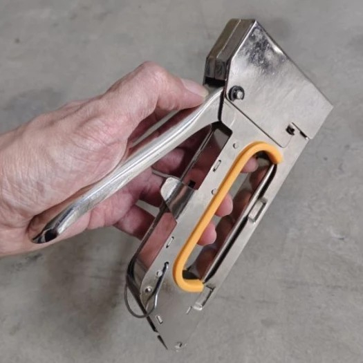 

Stapler Tembak Manual untuk isi Staples S-1308 Hand Tacker