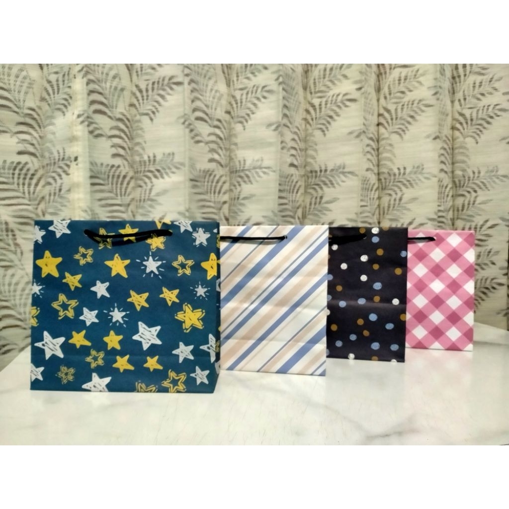 

Paper Bag kertas kado 17x6x16cm