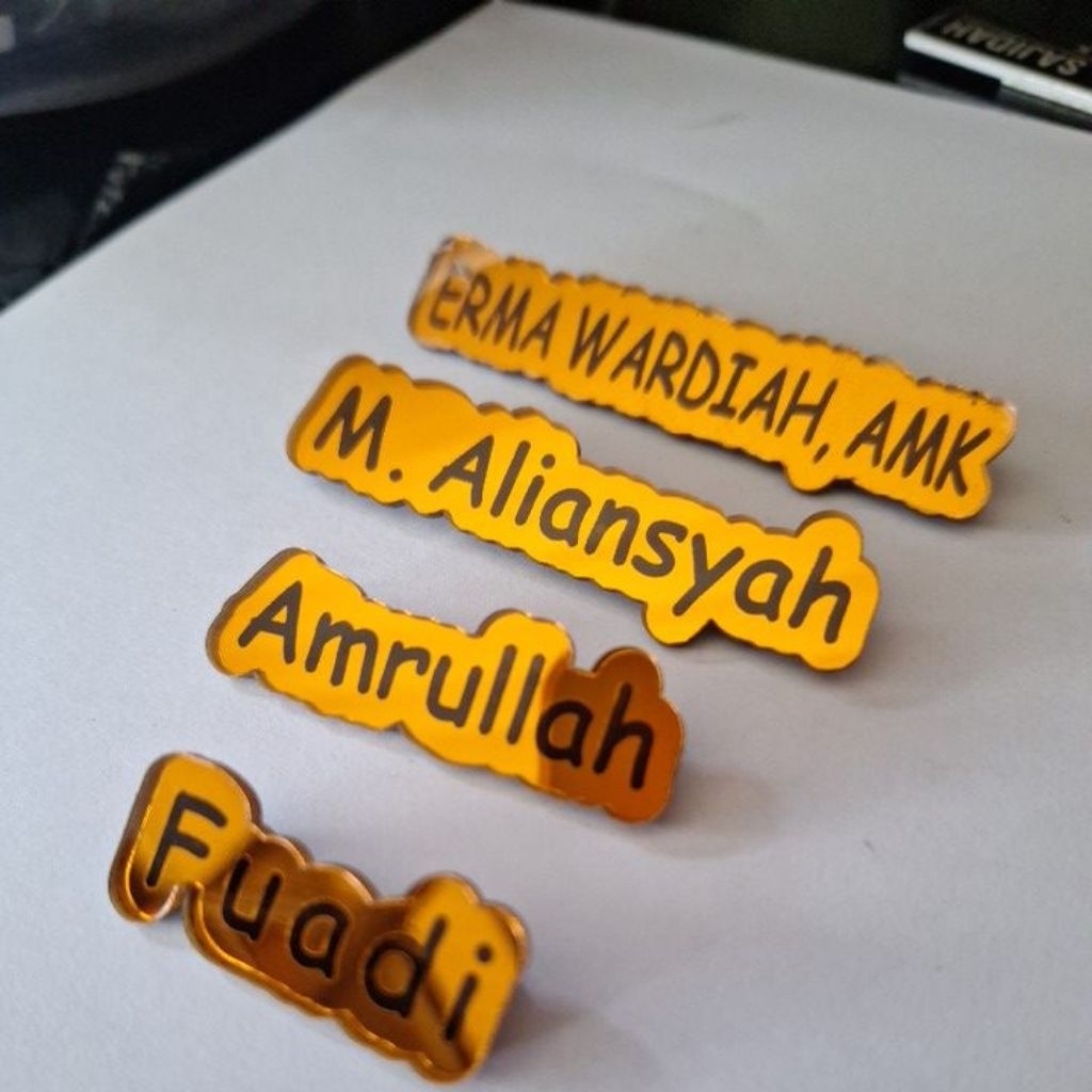 

Name tag / Papan Nama Dada AKRILIK GRAFIR MIRROR GOLD Peniti dan Magnet