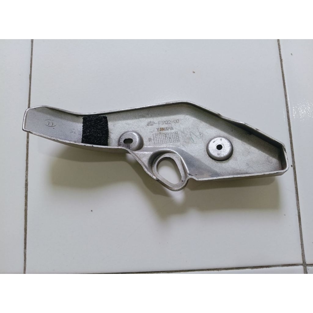 Kupingan lampu depan dudukan retint  yamaha byson sebelah  kanan original bekas copotan motor