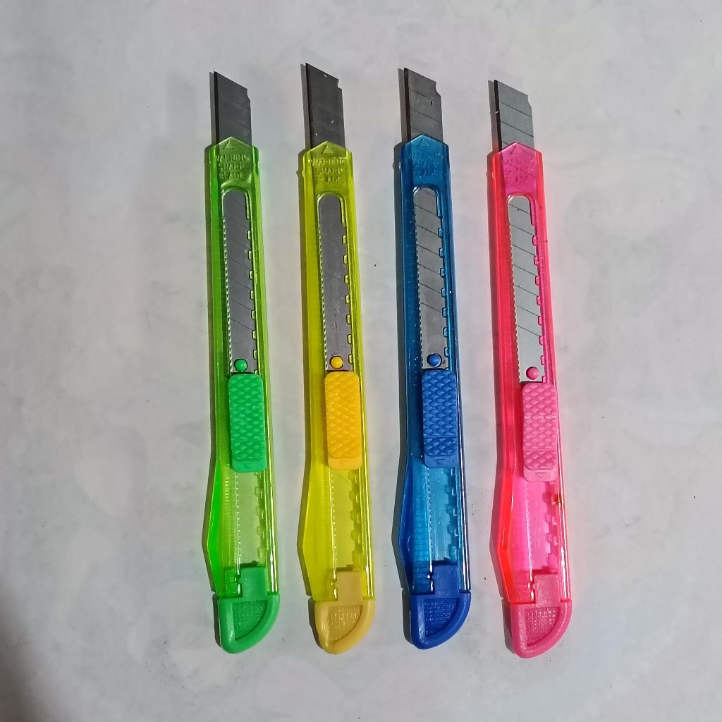 

12 PCS PISAU CUTTER WARNA WARNI EXSIS || PISAU CUTTER RENTENG
