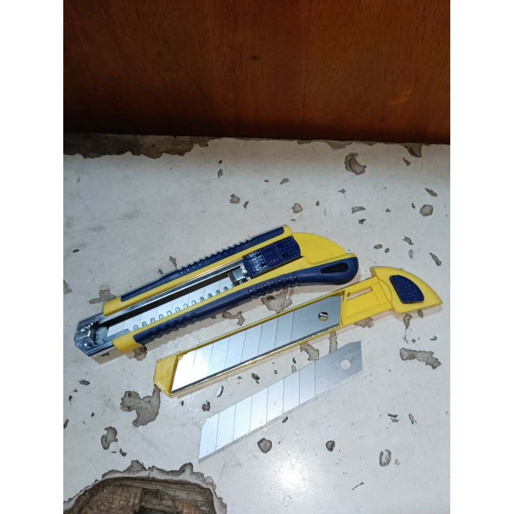 

Knife Cutter Auto Load 18mm Utility Lakoni Pro Include 3 Blades 101003 - Pisau Cutter