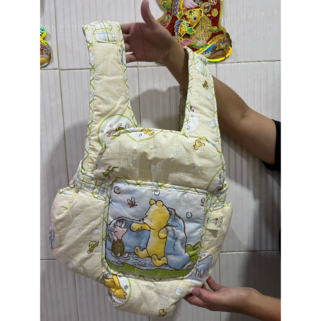 Gendongan Bayi CLASSIC POOH ( preloved) REAL PICT. Barang masih bagus + bonus handuk topi bayi new