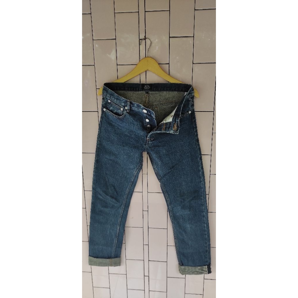 A.P.C petit standarRaw denim selvedge JapanSize 29 fit 30/31
Lp 80-82
Panjang 105
Ol 17-18

Slim fit