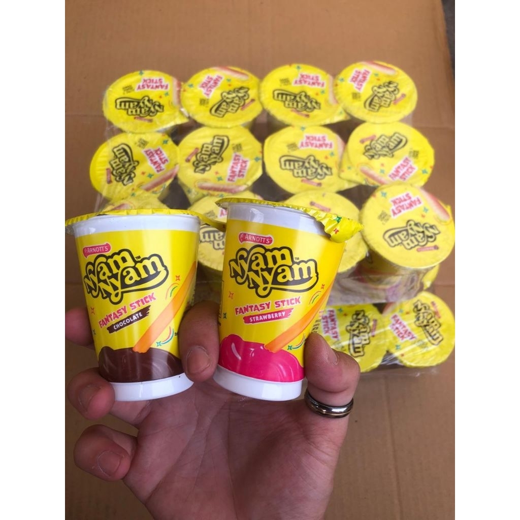 

Nyam Nyam Fantasy Stik Cokelat dan strawberry 12pcs