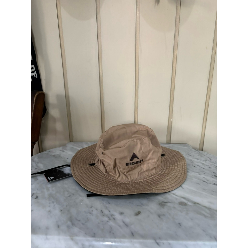 Topi Rimba Original dari Eiger. Dwi Warna Hitam dan Cream (Bisa dibolak-balik)