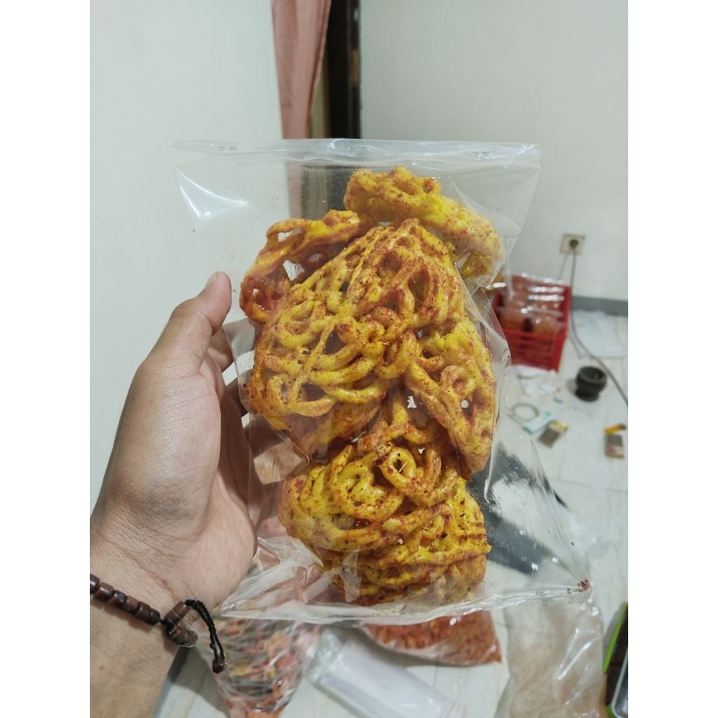 

Krupuk mie gurih pedas 85 gr