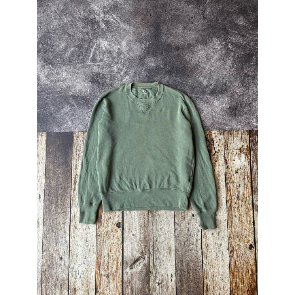 Crewneck uniqlo hijau olive
