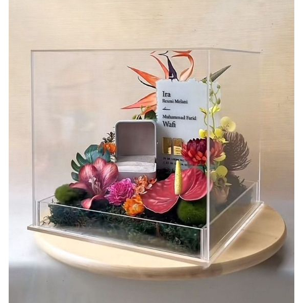 

Paket Kotak Seserahan Full Akrilik Plus Stand Necklace Holder PxLxT 25x25x25cm