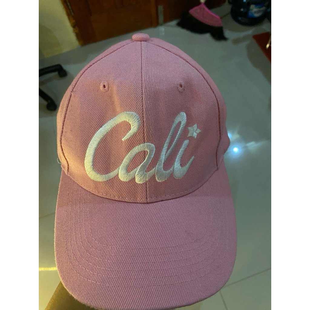 topi wanita pink