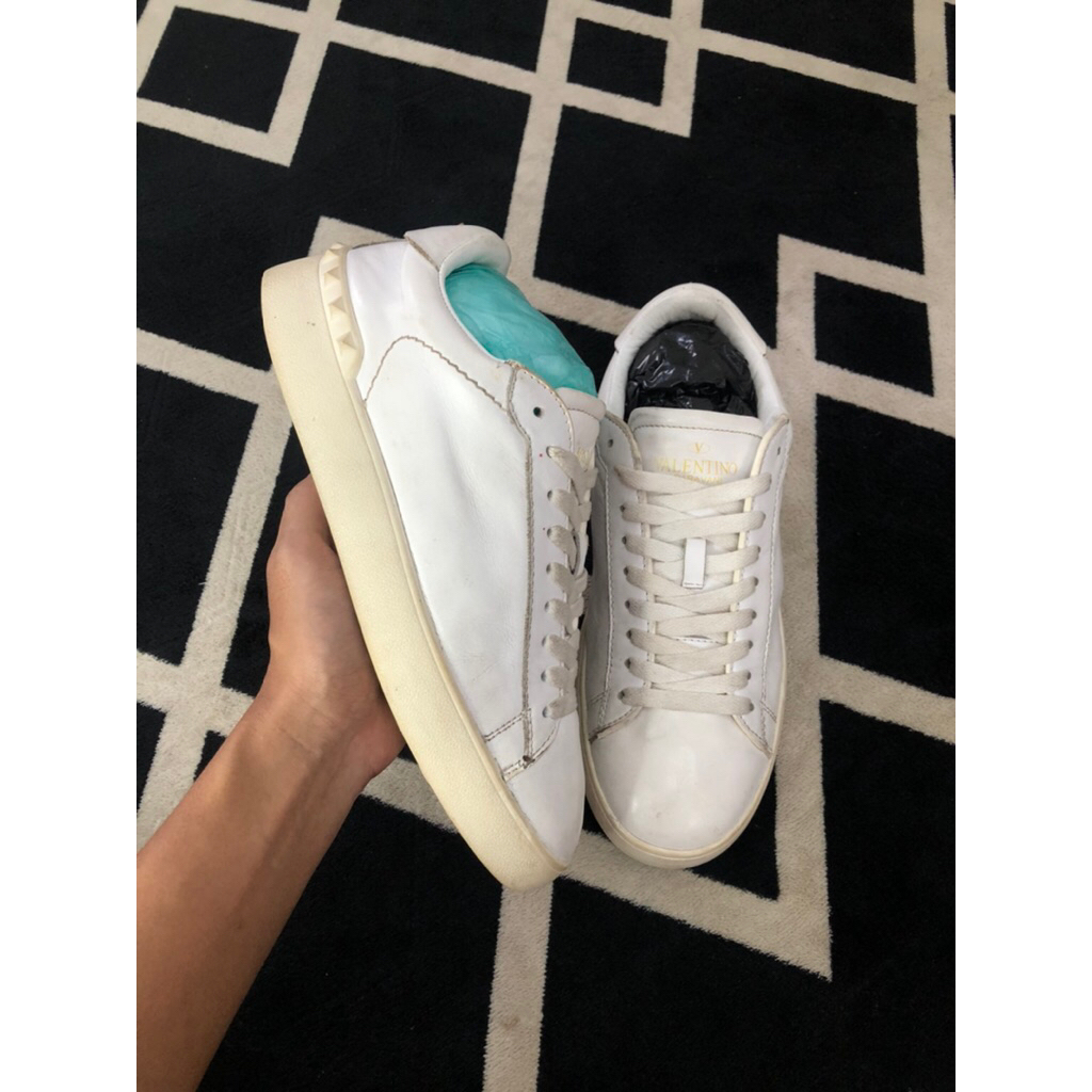 sepatu **valentino **garavani