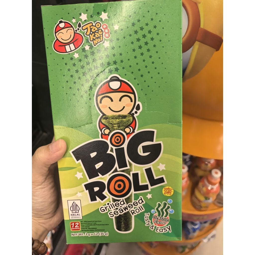

TAO KAE NOI BIG ROLL RUMPUT LAUT GRILLED SEAWEED ROLL (ISI 12PC). RUMPUT LAUT NORI SNACK CEMILAN SEAWEED. CEMILAN RUMPUT LAUT. BIG ROLL RUMPUT LAUT