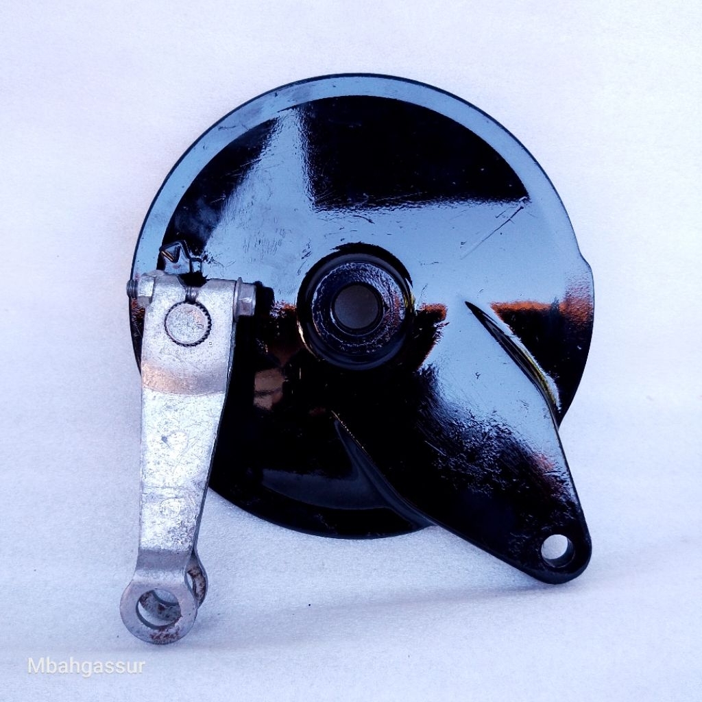 panel tutup tromol dudukan kampas rem belakang Yamaha Vixion New old/ RX king/ Scorpio/ Byson origin